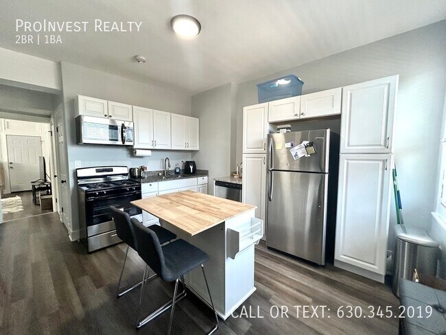 Foto del edificio - Available July 1st! Sprawling bright and s...