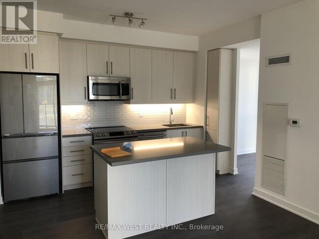 Building Photo - 75 Oneida Crescent