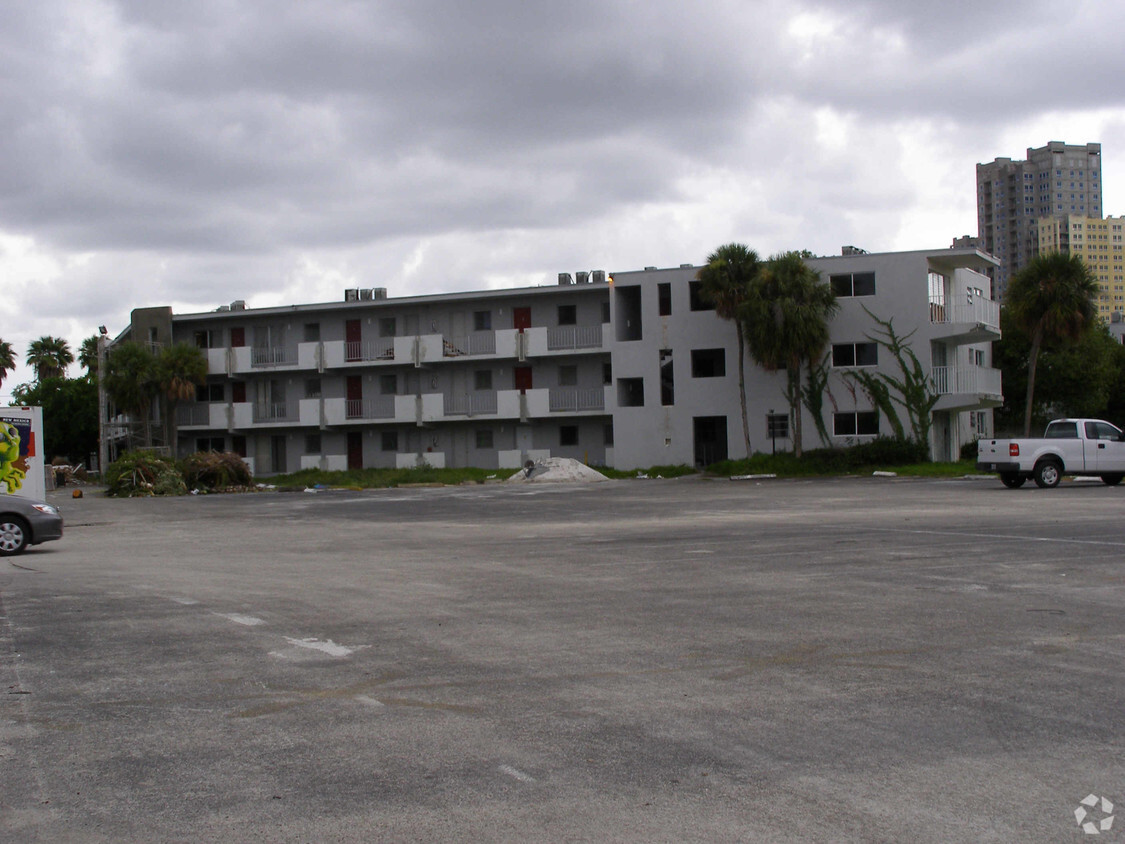 Building Photo - Paradise at Dadeland