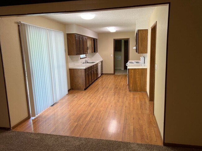 Foto del edificio - Spacious 3 Bedroom 2 Bath! Southeast! $1,495!