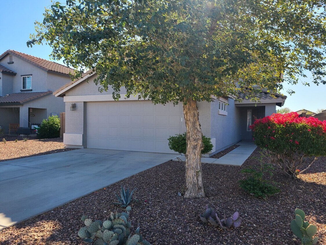Foto principal - 5 Bedroom, 3 Bath Home in Secluded Neighbo...