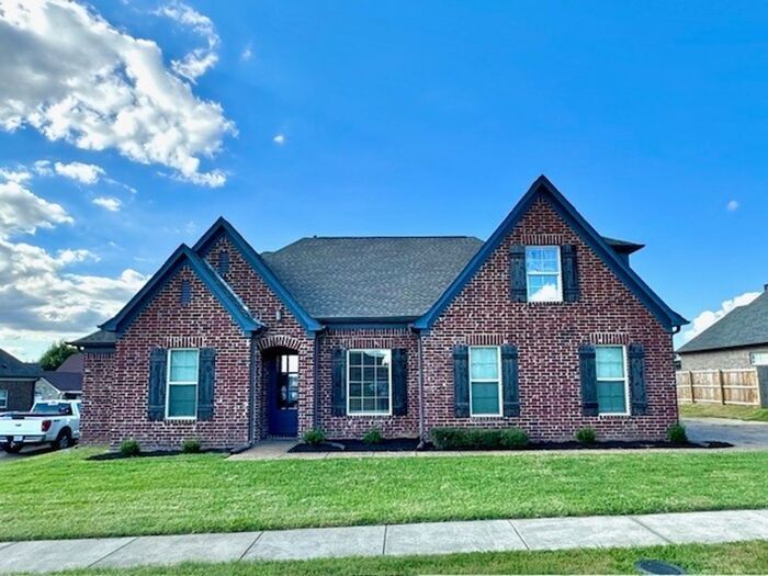 Foto principal - Now Leasing a 4-bedroom 3 bath home in Mem...