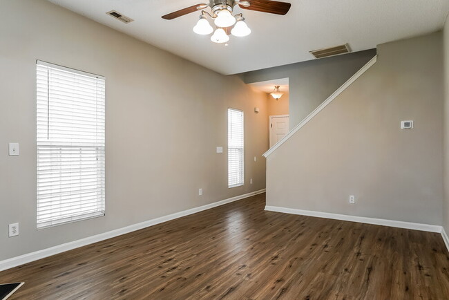 Foto del edificio - 4449 Snowcrest Ln