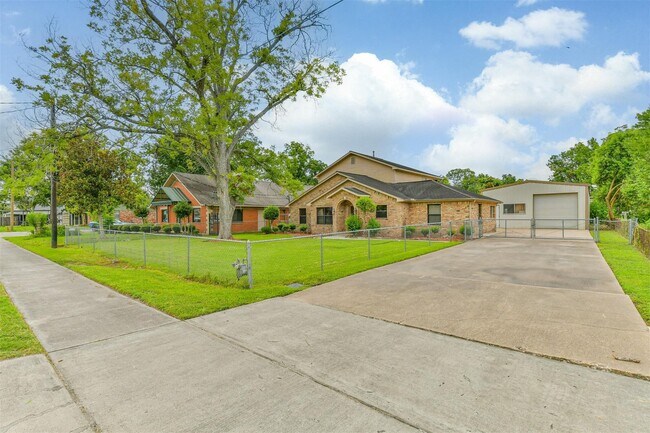 Foto del edificio - 5314 Pine Ave