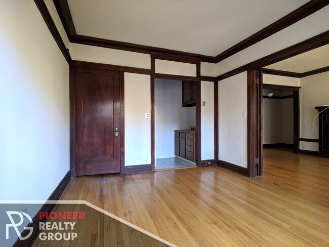 Building Photo - 2422 N Sawyer Ave