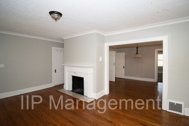 Foto del edificio - Spacious 5 bedroom/2 bath Upstairs Unit of...
