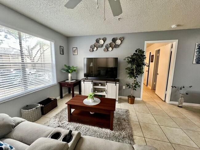 Foto del edificio - 976 Leeward Pl