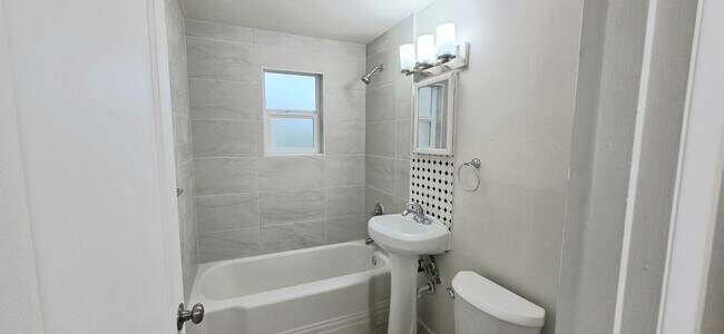 Foto del edificio - North Seattle/ Shoreline 2 Bedroom + Bonus Room 1BA House