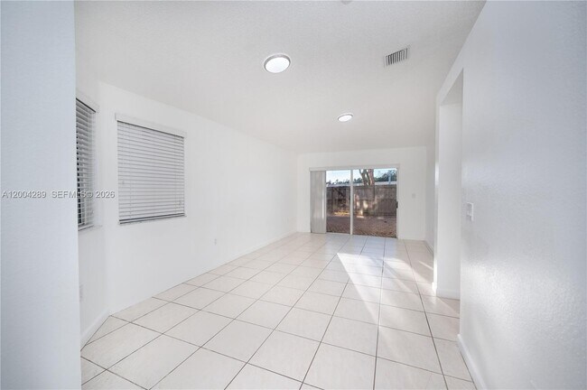 Building Photo - 5000 NW 116th Ct