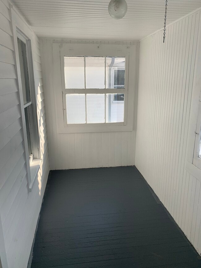 ¡Porche trasero privado cerrado justo al lado de la cocina! - 4023 woburn ave