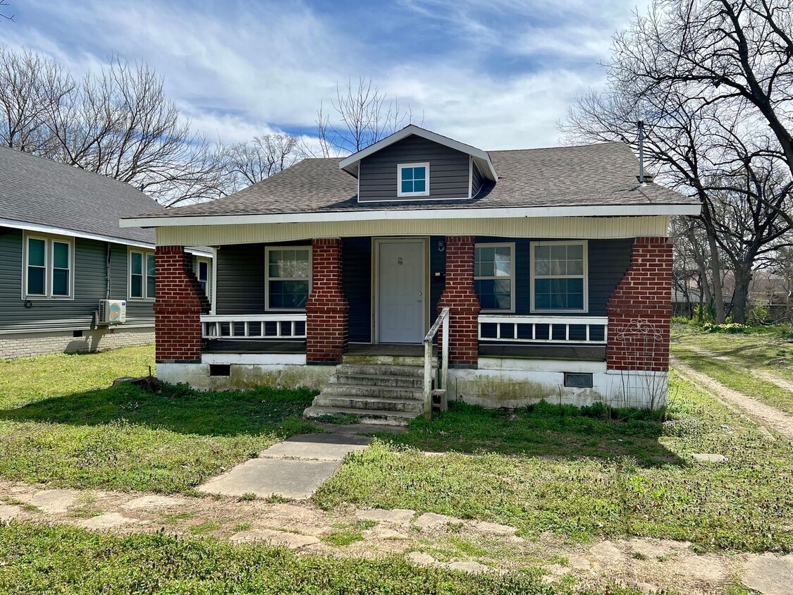 Primary Photo - FOR RENT- 3 Bedroom, 1 Bath!