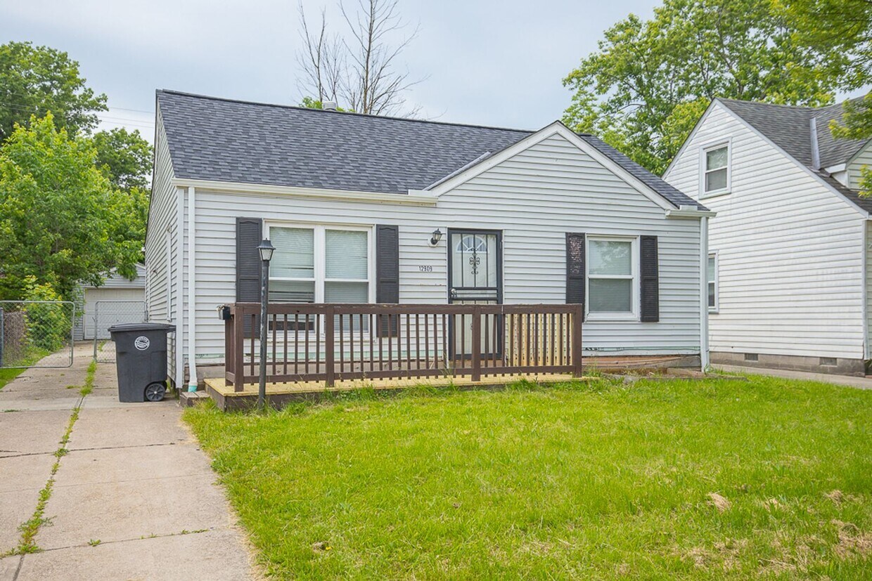 Foto principal - 3 Bedroom/1 bath Single House!!