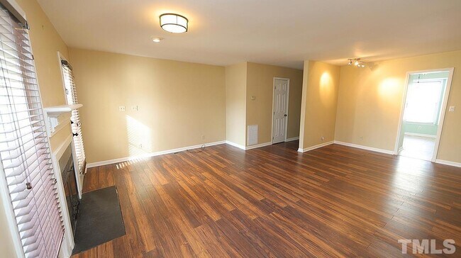 Sala de estar - 5414 Sharpe Dr