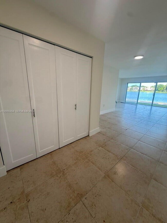 Foto del edificio - 9351 Fontainebleau Blvd