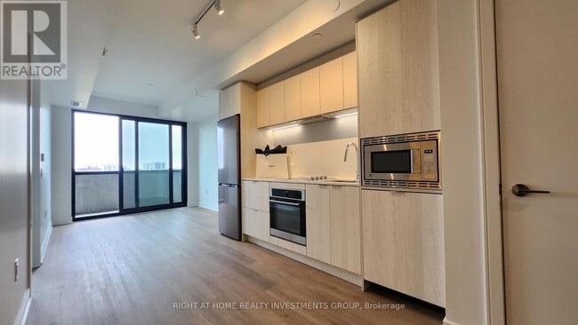 Building Photo - 3009-3009 Novar Rd