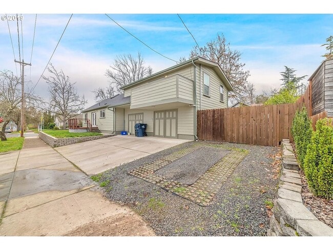 Building Photo - Charming 4-Bedroom Home Near UO Campus – Spacious, & Well-Maintained