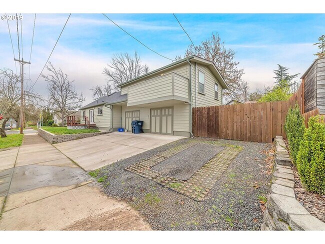 Foto del edificio - Charming 4-Bedroom Home Near UO Campus – Spacious, & Well-Maintained