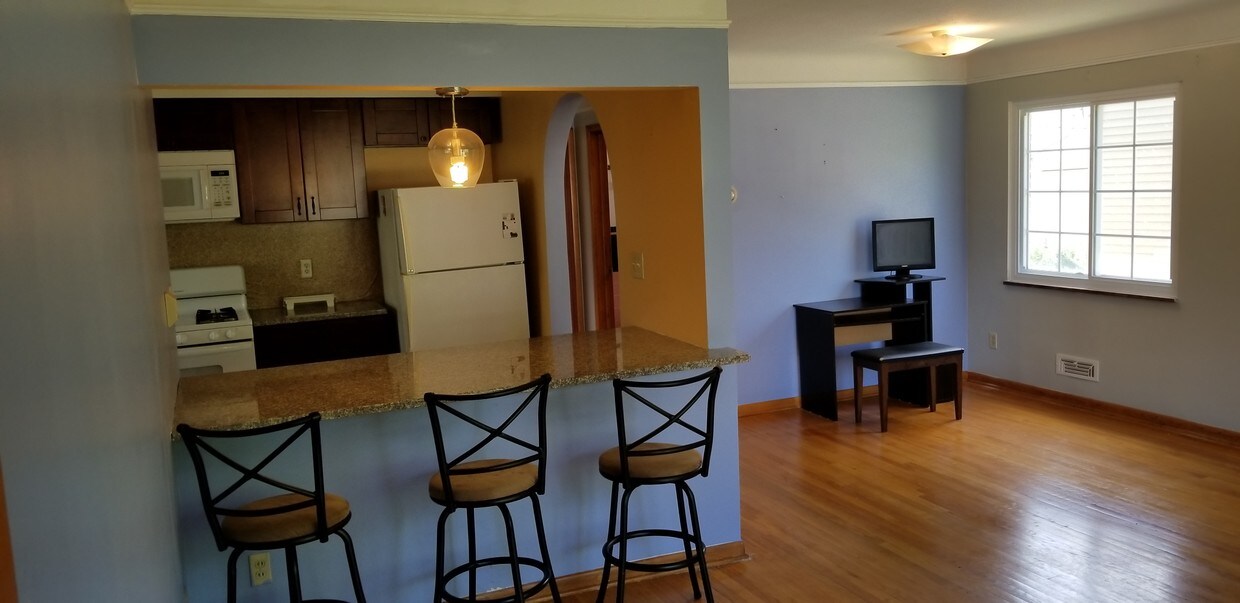 Foto principal - 7717 Kenton Ave