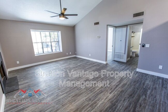 Building Photo - 921 W University Dr