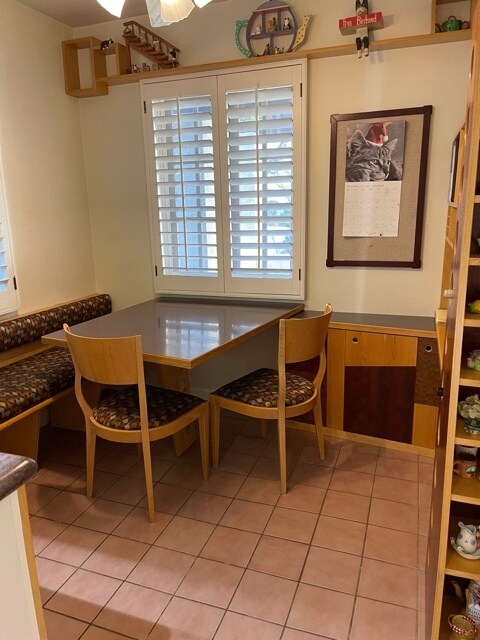 Breakfast nook - 2138 Greenfield Ave