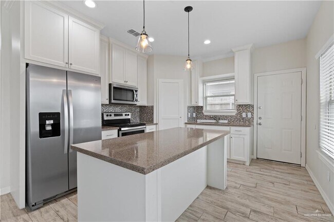 Building Photo - 13 Whitewing Ave