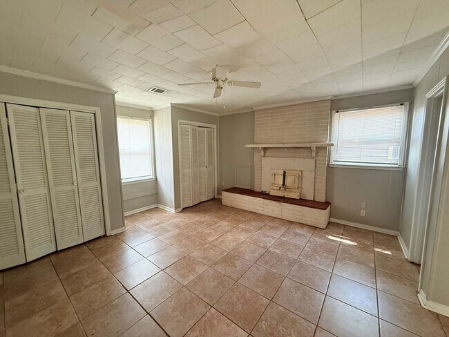 Building Photo - 309 Botts Ave
