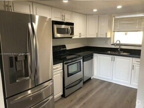 Building Photo - 9373 Fontainebleau Blvd