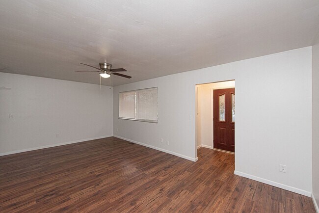 Building Photo - DELHI TWNHP- 3 BEDROOM 1.5 BATH STONE SLAB...