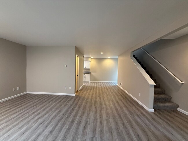 Foto del edificio - Spacious 2-Story Condo w/ Vaulted Ceilings