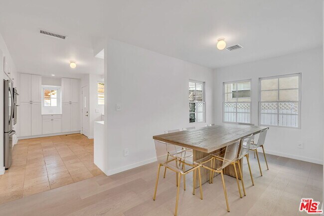 Foto del edificio - 7347 W 83rd St