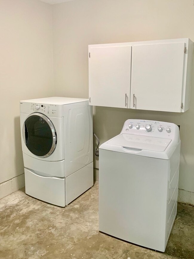 Building Photo - For Rent - 3 Bedroom 1.5 Bath in Valley View!