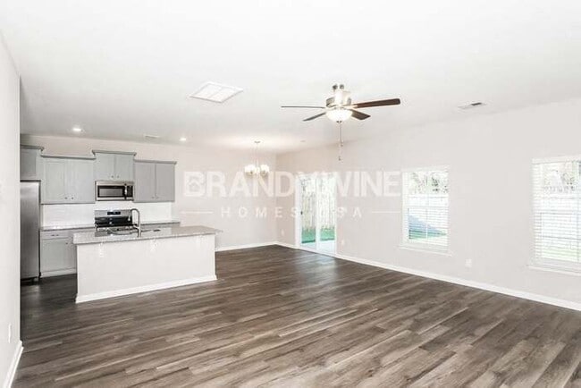 Building Photo - 559 Glenmanor Dr