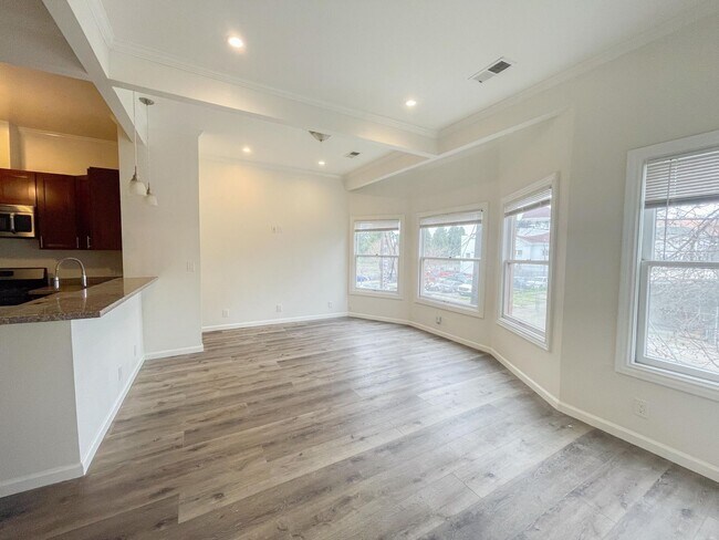 Foto del edificio - 2 Bed 2 Bath Flat Apartment in Old Oakland