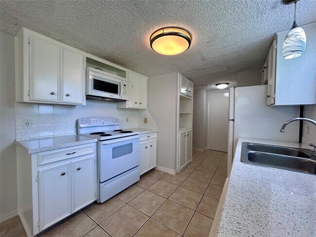 Building Photo - 8800 Clearbrook Trail