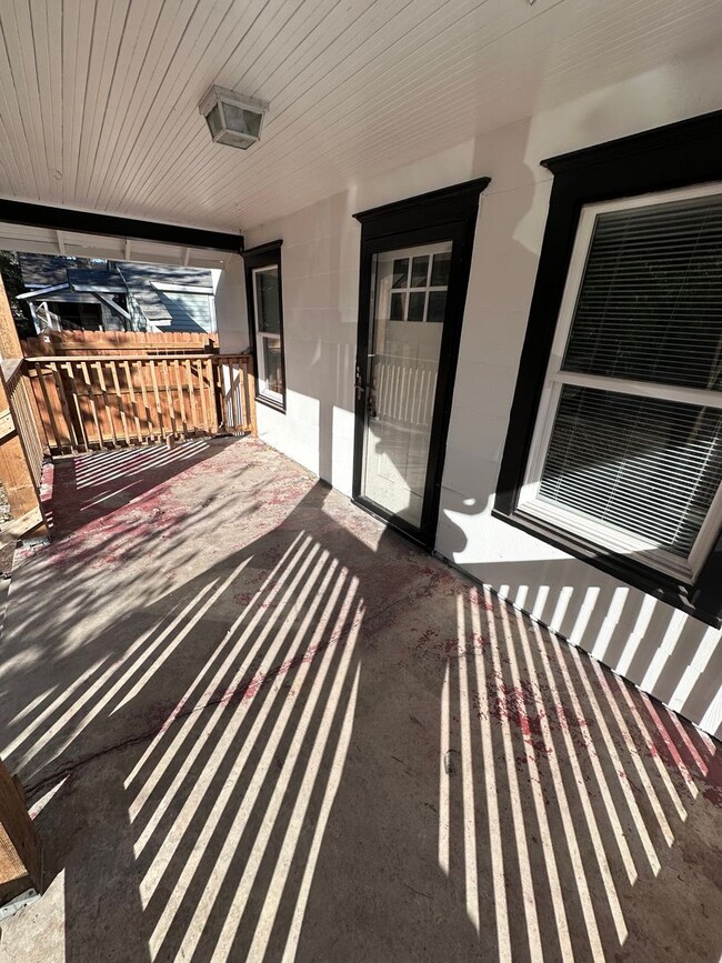 Foto del edificio - $1250 - 3 bedroom / 2 bathroom - Single Fa...