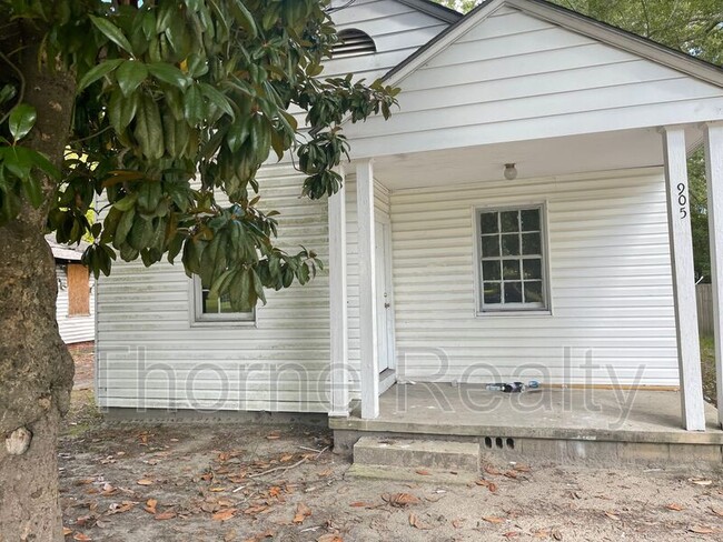 Building Photo - 905 Pender St