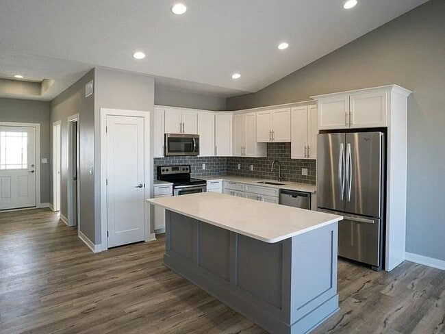 Building Photo - 615 SE Tallgrass Ln
