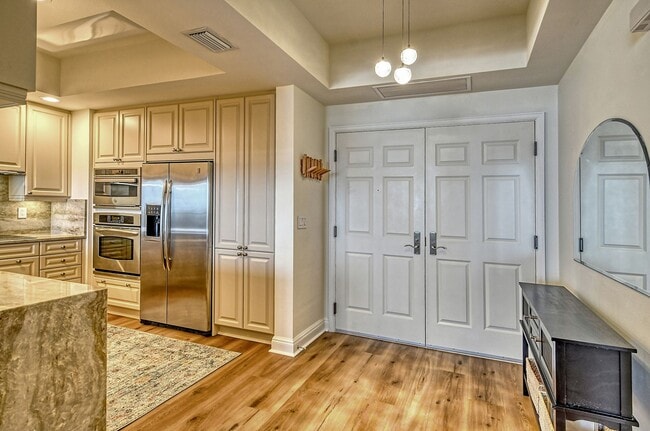 Building Photo - Short term ONLY Amazing 2/2 condo in the heart of downtown Sarasota with Bay View!