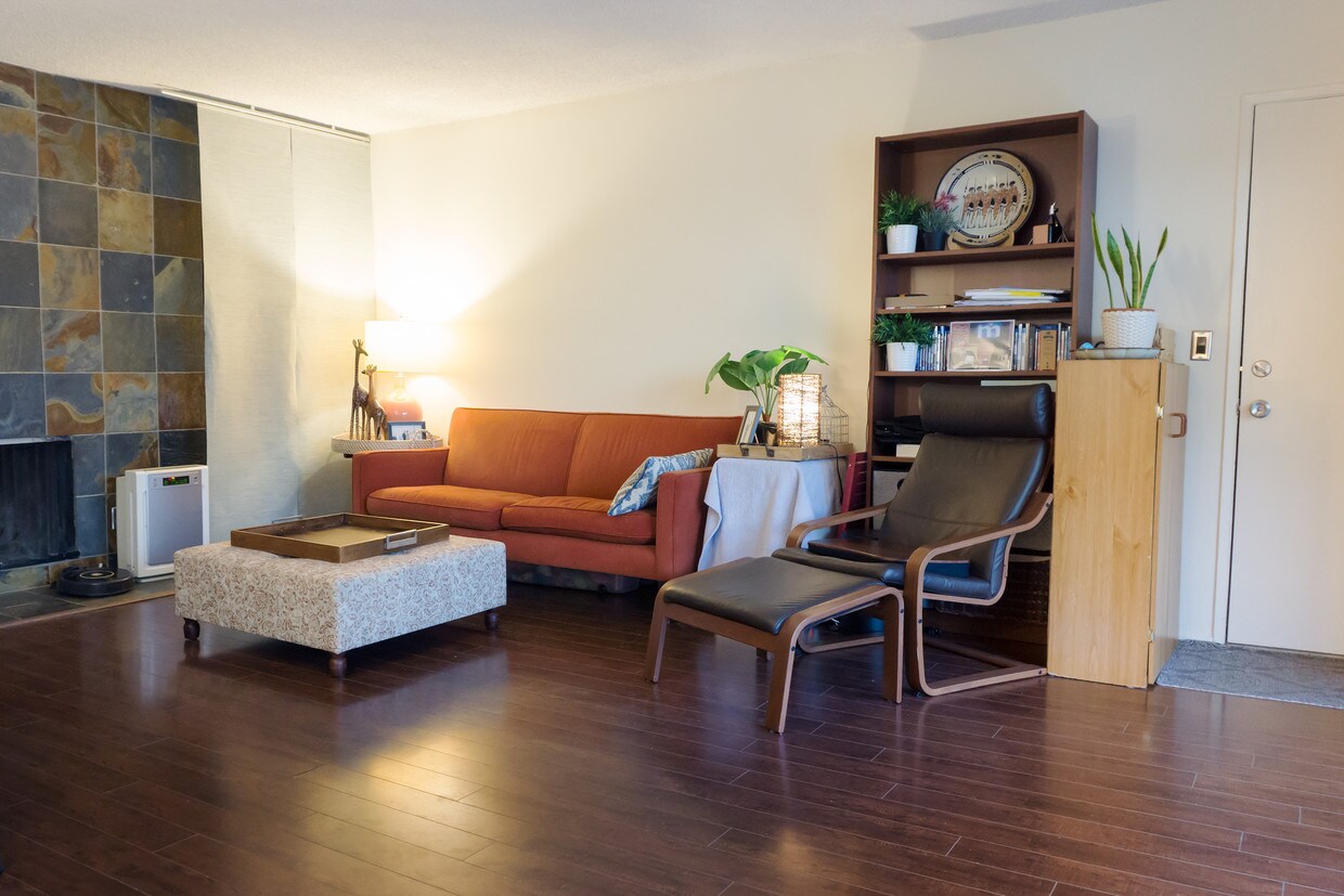 Living room 1 - 10920 Palms Blvd