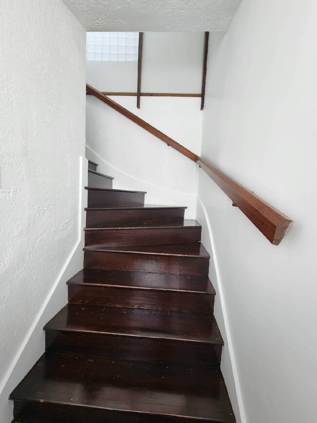 Front entry staircase - 1251 S Sycamore Ave