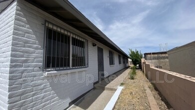 Building Photo - 1027 S Santa Rita Ave