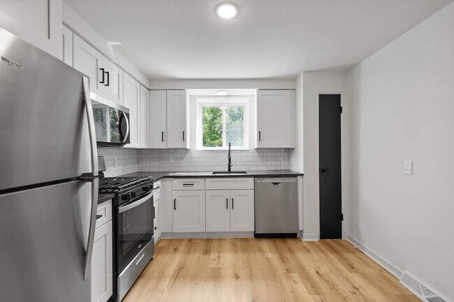 Foto del edificio - RENOVATED & READY FOR MOVE IN! 2-BEDROOM I...