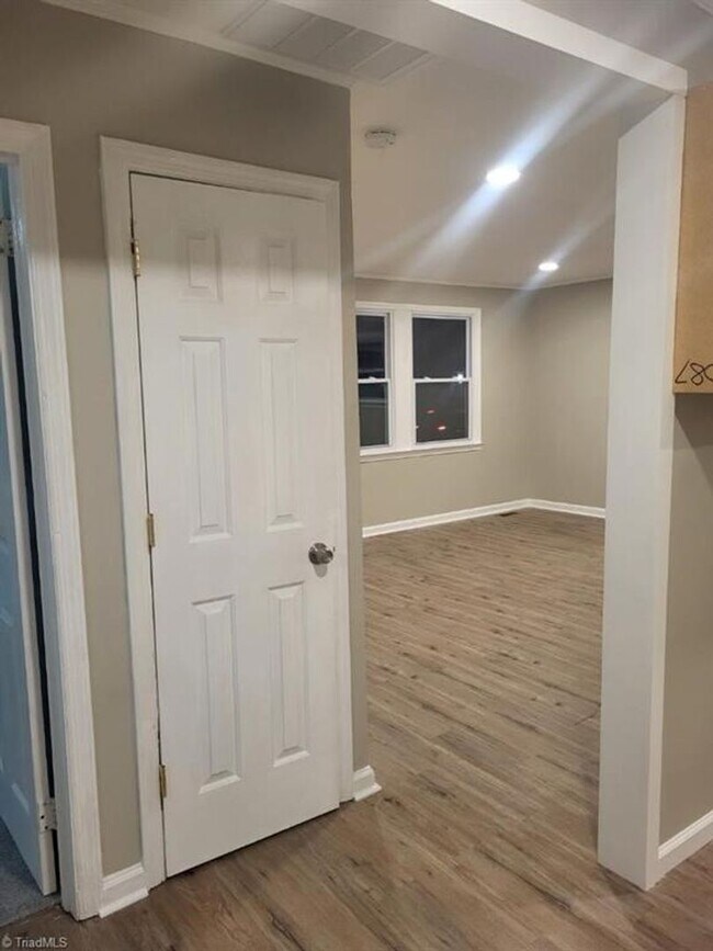 Foto del edificio - COMING SOON! 3 beds 1.5 baths