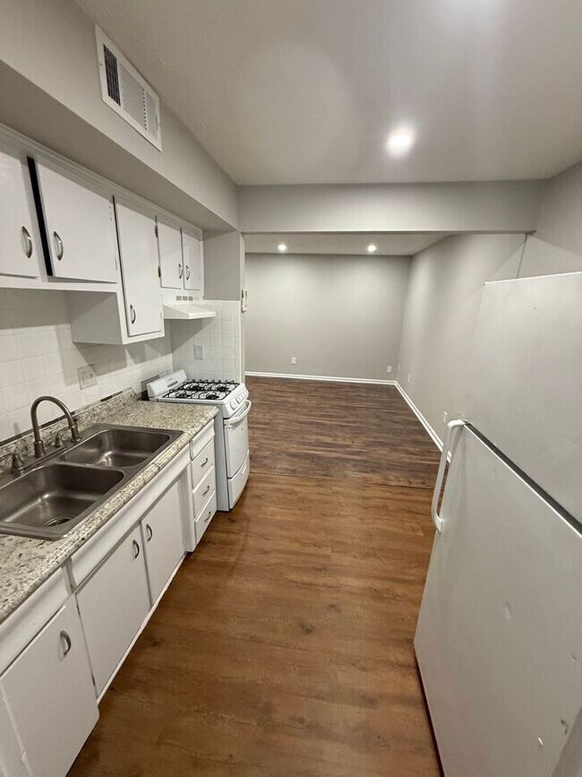 Building Photo - 208 Lakeshore Dr