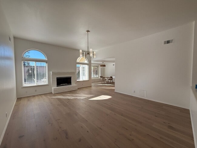Building Photo - Beautifully Updated Single Story Home in T...