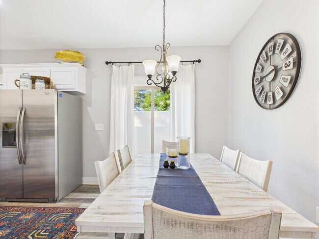 Foto del edificio - Centrally Located Furnished Home