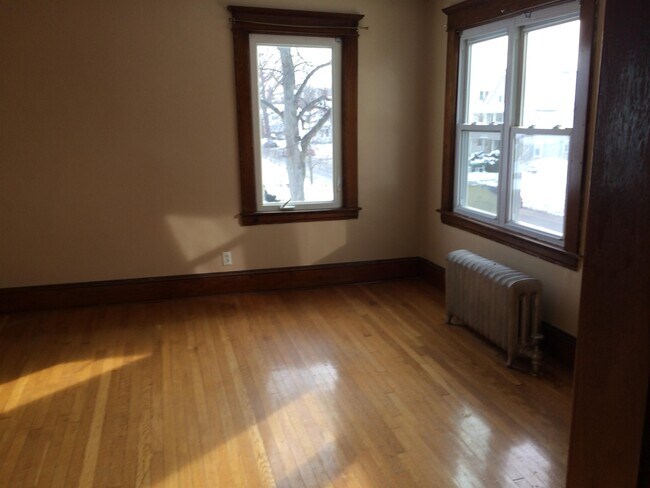 Building Photo - 527 Springfield St