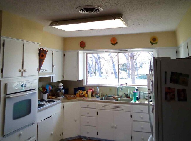 Building Photo - 3409 Pin Oak Dr