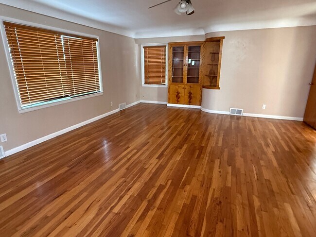 Foto del edificio - 4646 Track Rd
