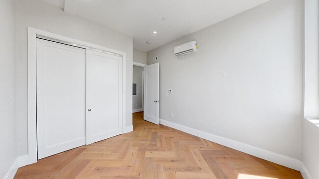Building Photo - Spacious modern 2 bed in Newton available NOW!